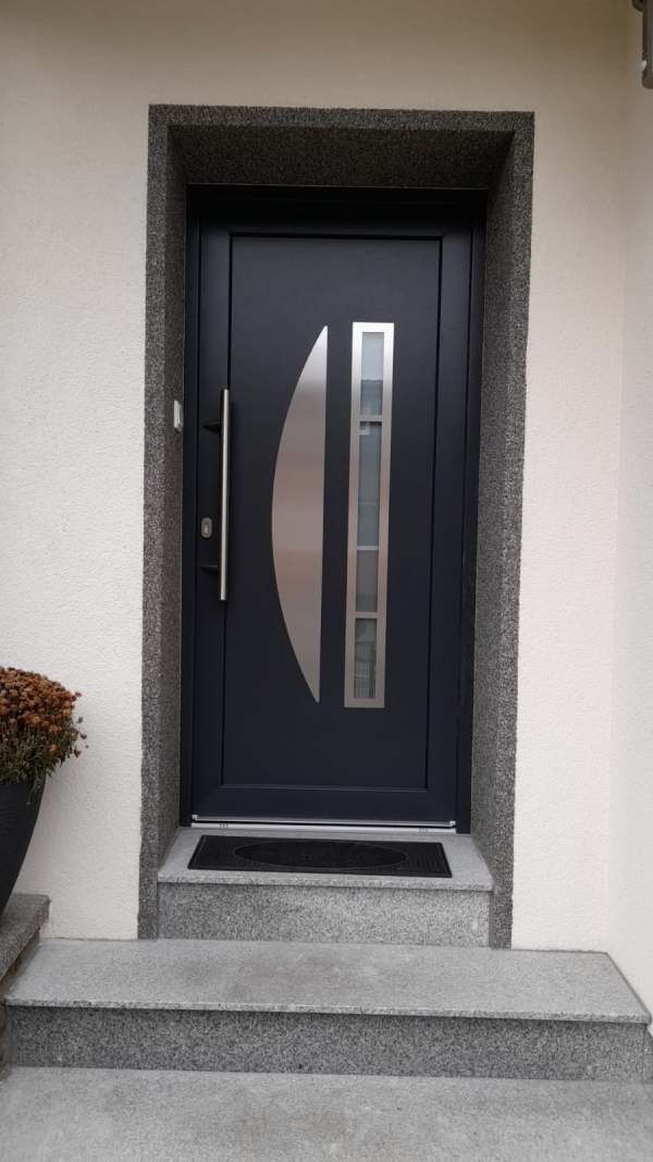 Haustür mit Glaselement