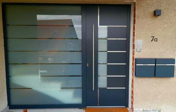 Haustür und Fenster am Hauseingang