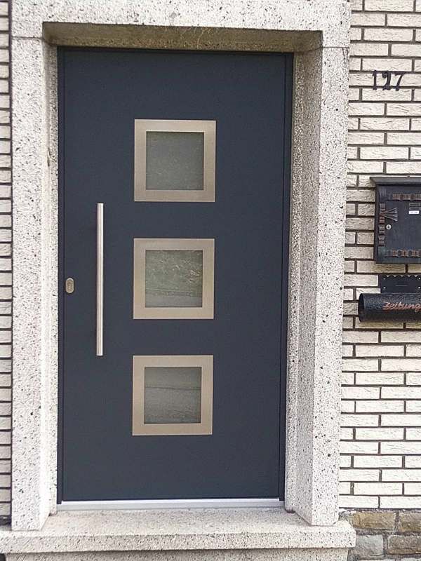 Blaue Haustür mit drei Glaselementen