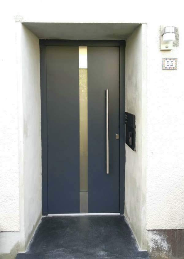 Graue Haustür mit Glaseinsatz