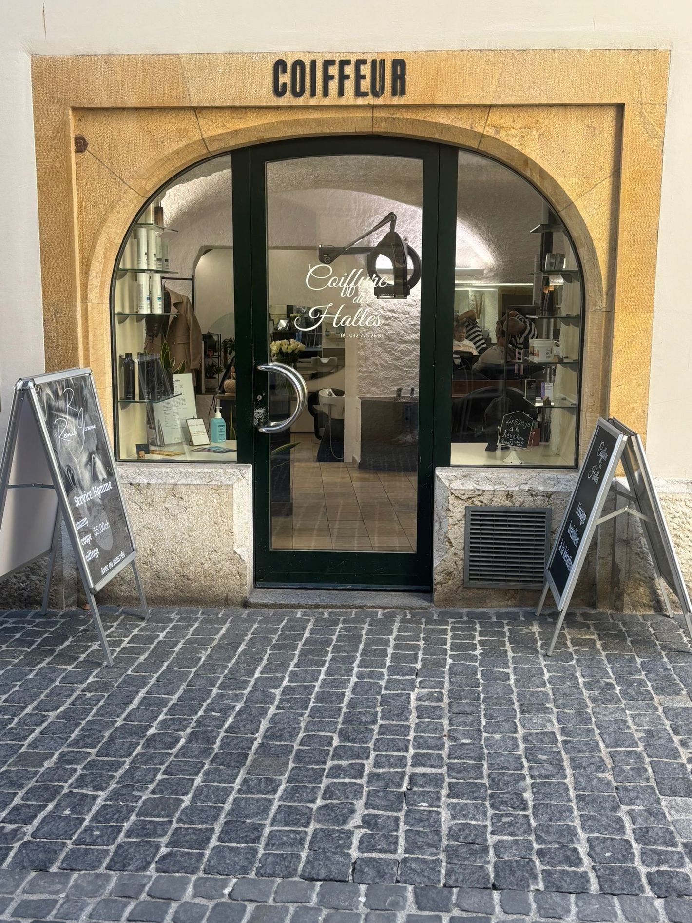 Entrée du salon de coiffure, Coiffure des Halles