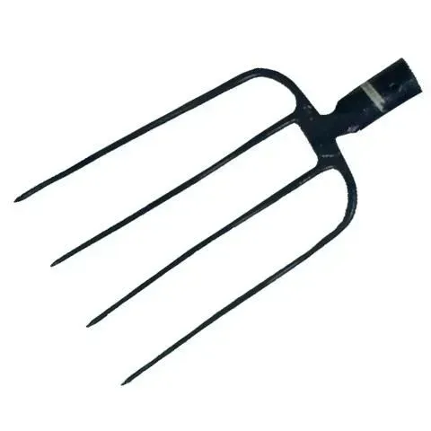 Horca de metal negro con cuatro puntas afiladas sobre un fondo blanco.