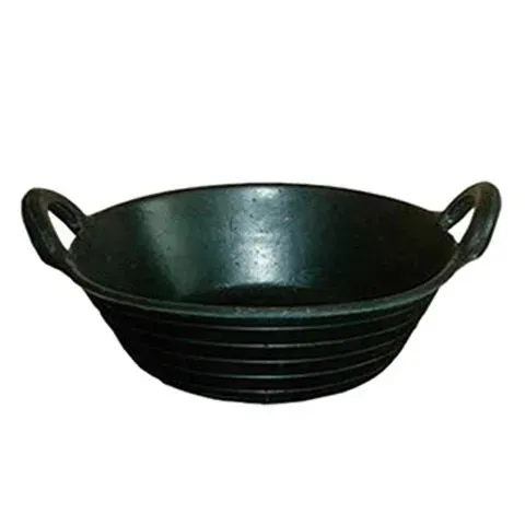 Wok de hierro fundido negro con dos asas laterales sobre fondo blanco.