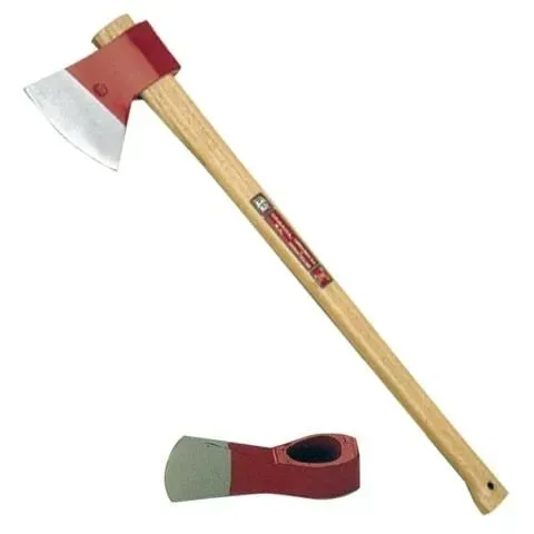 Hacha de mango rojo con mango de madera y una funda separada para la cabeza del hacha.