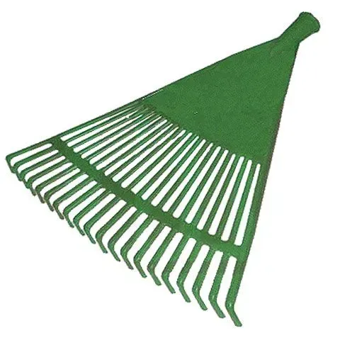 Rastrillo de jardín verde con cabezal ancho en forma de abanico y púas largas, aislado sobre fondo blanco.