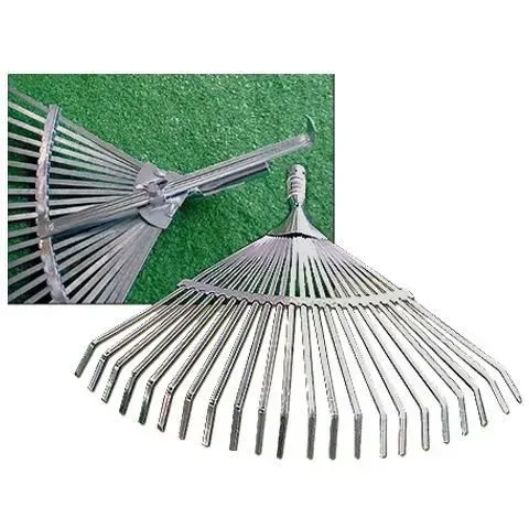 Rastrillo de metal para hojas con muchas púas finas sobre hierba verde, mostrado en primer plano.