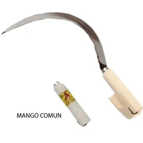 Machete curvo con mango beige junto a una pequeña pieza cilíndrica blanca con la etiqueta “MANGO COMUN”.