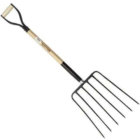 Horca con mango de madera y púas de metal negro sobre fondo blanco