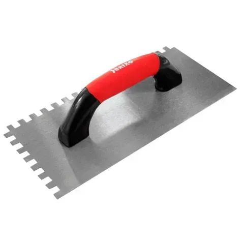 Paleta dentada con mango rojo y hoja de metal sobre fondo blanco