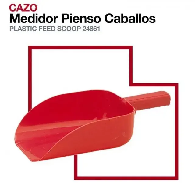 Red plastic feed scoop for horses with handle, labeled “CAZO Medidor Pienso Caballos.”