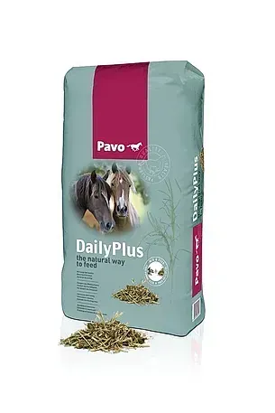 Bolsa de pienso para caballos Pavo DailyPlus en azul claro y magenta con grano derramado.