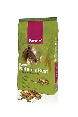 Bolsa verde de pienso para caballos Pavo Nature's Best con una ilustración de un caballo.