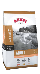 Bolsa de alimento para perros adultos Arion Original sin cereales, envase blanco y naranja con almendras.