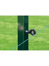 Tensor de cuerda negra en un poste de cerca verde en un campo de hierba, con un cable azul que lo cruza en diagonal.