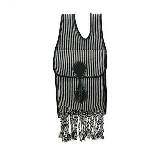 Vestido sin mangas a rayas blancas y negras con bajo con flecos y detalle de lazo en la parte delantera.