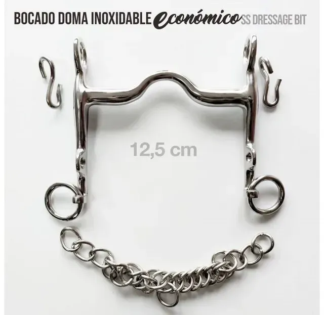 Bocado de doma de acero inoxidable con 12,5 cm de ancho y rienda de barbada de cadena, color plata sobre fondo blanco.