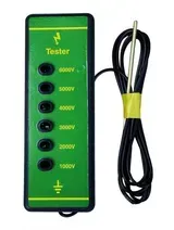 Comprobador de voltaje verde con indicadores LED etiquetados y un cable negro en espiral.