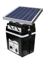 Panel solar montado sobre un paquete de baterías negro, formando una unidad de energía solar portátil.