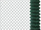 Valla de tela metálica con un poste vertical de color verde oscuro en el lado derecho.