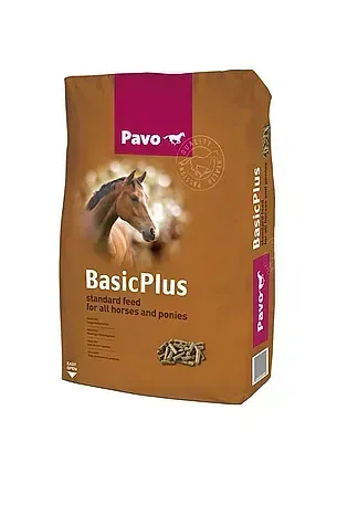 Bolsa marrón para pienso de caballo Pavo BasicPlus con la imagen de un caballo y el logotipo magenta en la parte delantera.