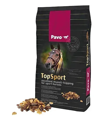 Bolsa de pienso para caballos Pavo TopSport, negra con etiqueta magenta y foto de un caballo, con pienso derramado al lado.