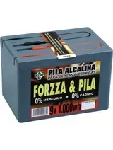 Caja gris para pilas alcalinas de 9V con la etiqueta “Fuerza & Pila”, 1000 mWh, con texto en negro y verde.