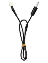 Cable negro con un anillo metálico en forma de bucle en un extremo y un conector cilíndrico en el otro.