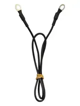 Cable negro con terminales de anillo metálicos en ambos extremos, enrollado y atado con una banda color canela.