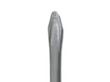 Primer plano del mango de una cuchara de metal gris con una parte superior decorativa en relieve.