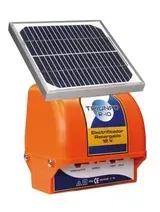 Dispositivo de carga solar de color naranja con un panel solar inclinado en la parte superior.