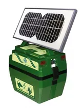 Contenedor de reciclaje verde con un panel solar instalado en la parte superior.