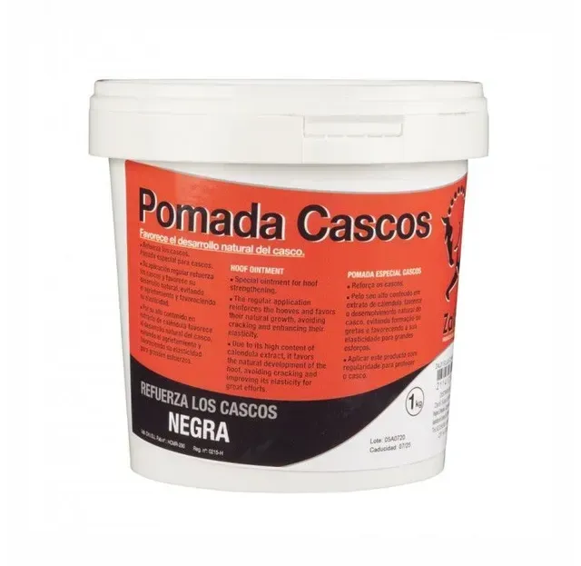 Cubo blanco con la etiqueta “Pomada Cascos” y diseño rojo y negro para betún negro para zapatos.