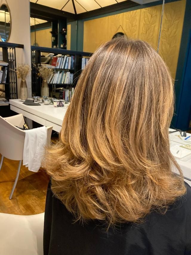 Mèches dorées cuivrées coupe longue dégradée