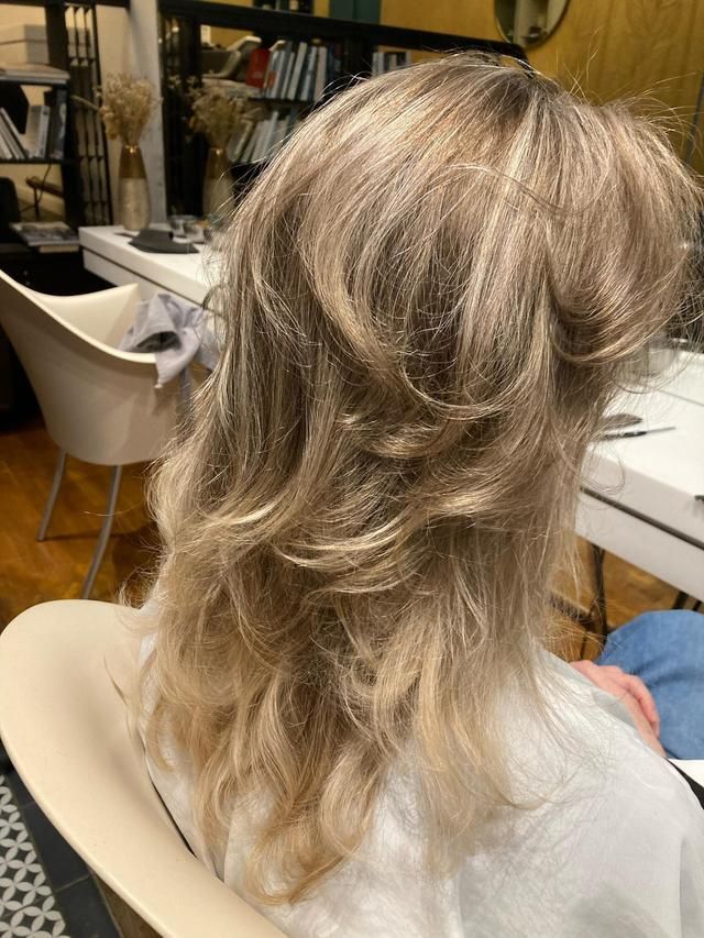 Méches blondes cendrées coupe longue dégradée