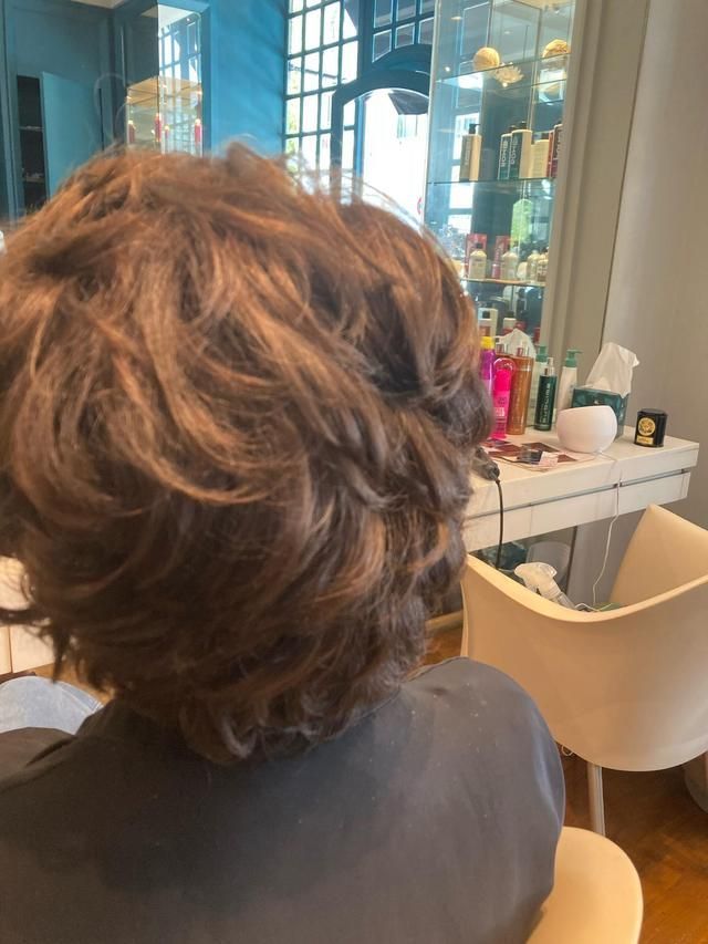 Couleur marron coupe brushing