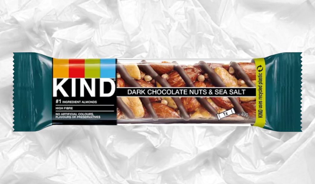 KIND Riegel mit dunkler Schokolade, Nüssen und Meersalz in blauer Verpackung.