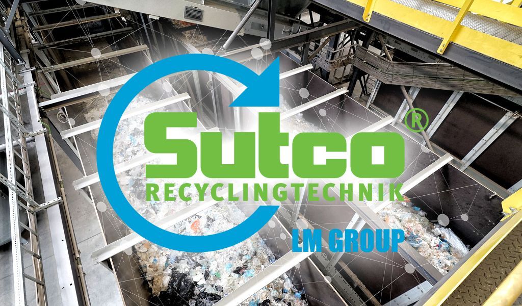 Logo von Sutco Recyclingtechnik über einem industriellen Recyclingprozess, grün und blau, mit bewegten Materialien.
