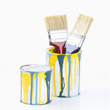 Farbdosen mit tropfender Farbe, zwei Pinsel, bunte Spritzer.