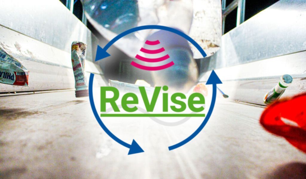 Recycling-Förderband mit ReVise-Logo: Recyclingprozess und Sortierung.