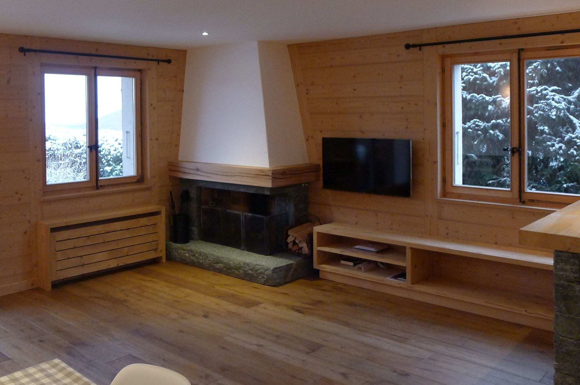 Un salon avec cheminée et télévision écran plat