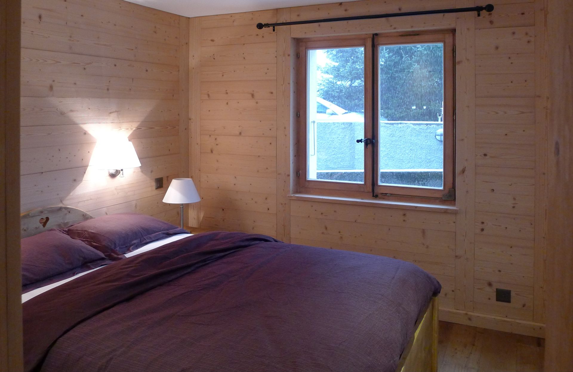 Une chambre avec un grand lit et une fenêtre