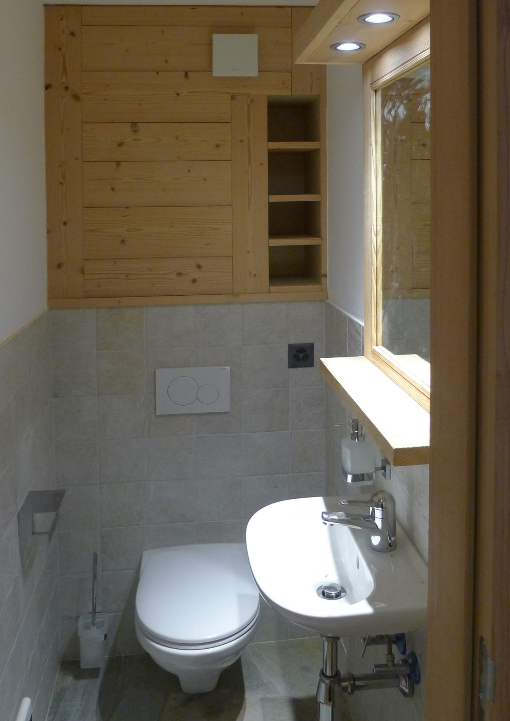 Une salle de bain avec des toilettes, un lavabo et un miroir