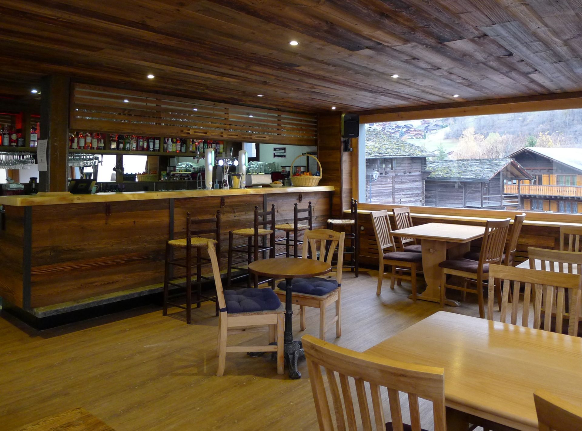 Un restaurant avec des tables et des chaises et un bar.