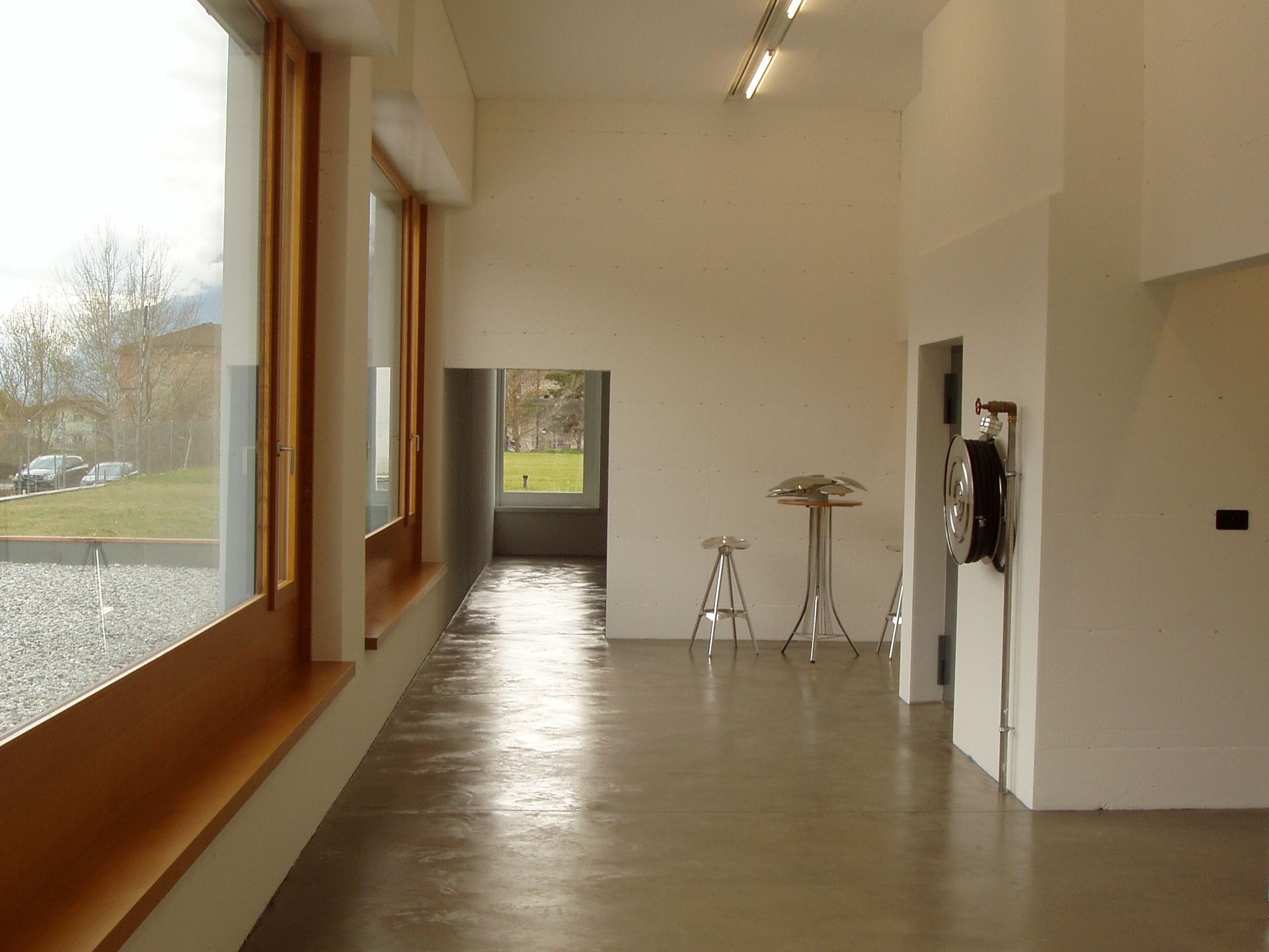 Un long couloir avec une table au milieu