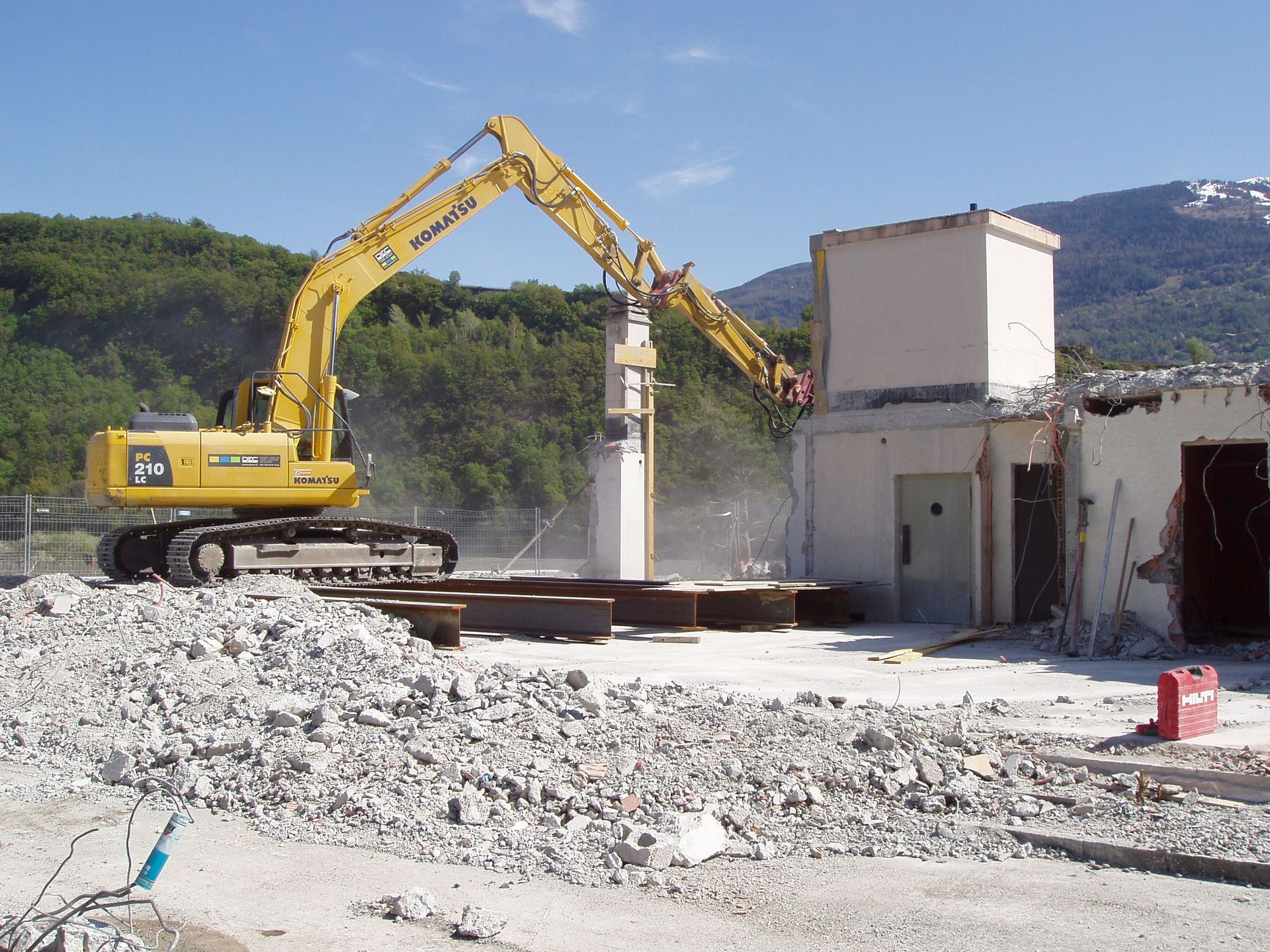 Une excavatrice jaune avec le mot Komatsu dessus
