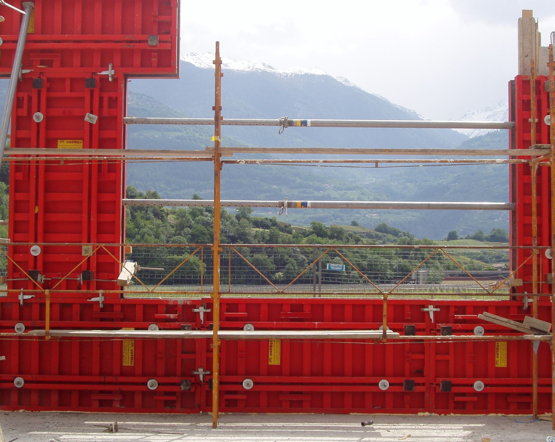 Un bâtiment en construction avec vue sur les montagnes en arrière-plan