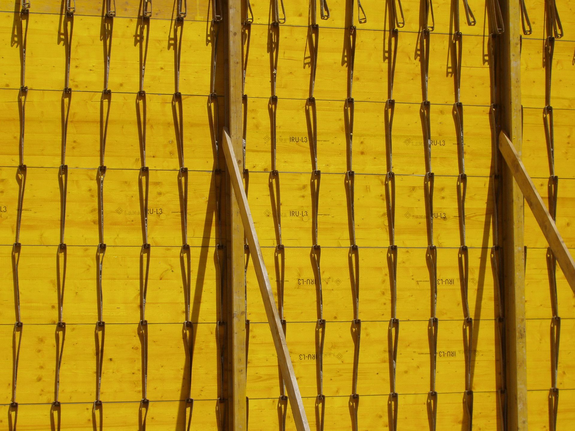Un gros plan d'un mur jaune avec l'ombre d'une personne dessus