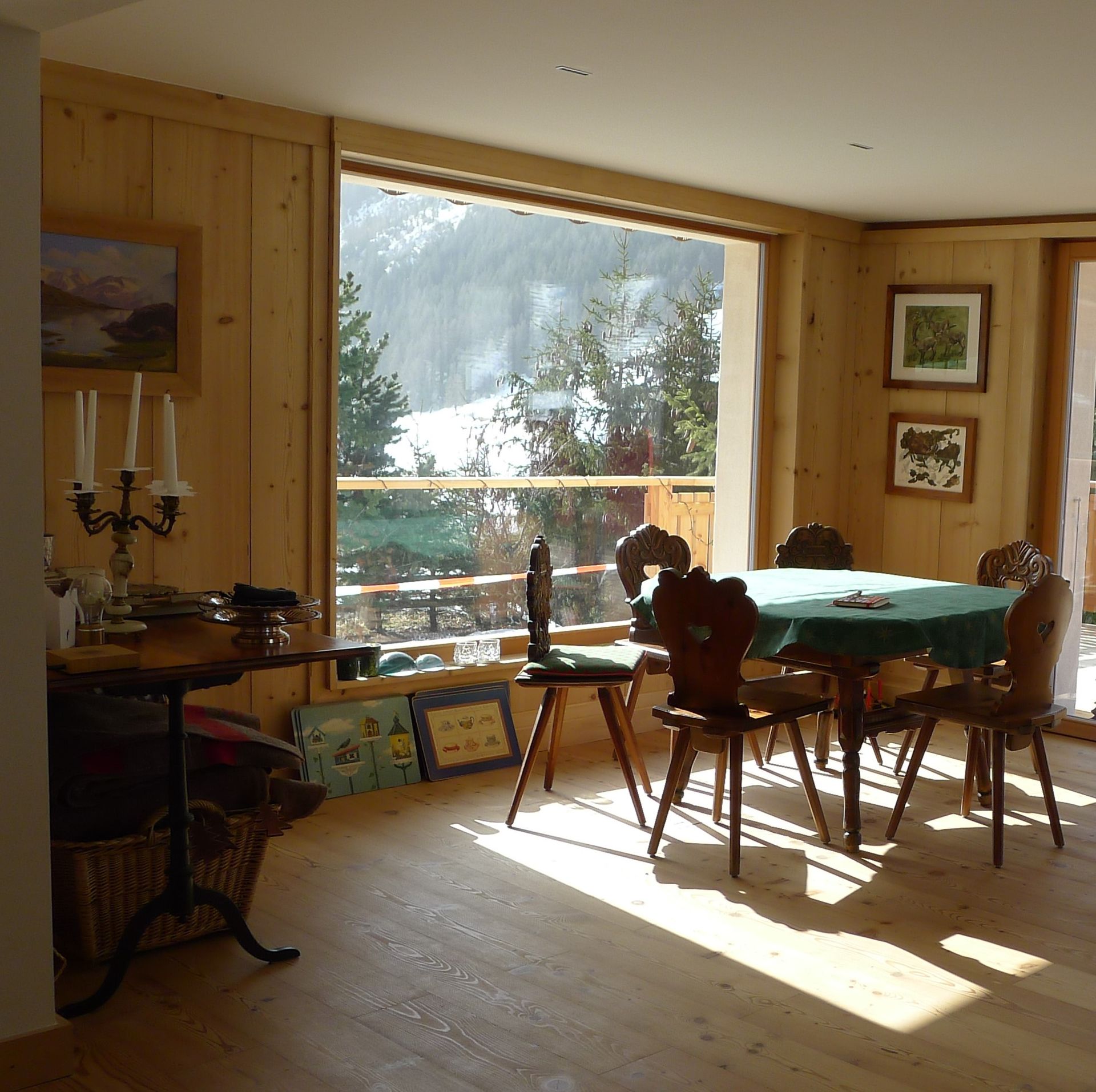Une salle à manger avec une table et des chaises et une grande fenêtre