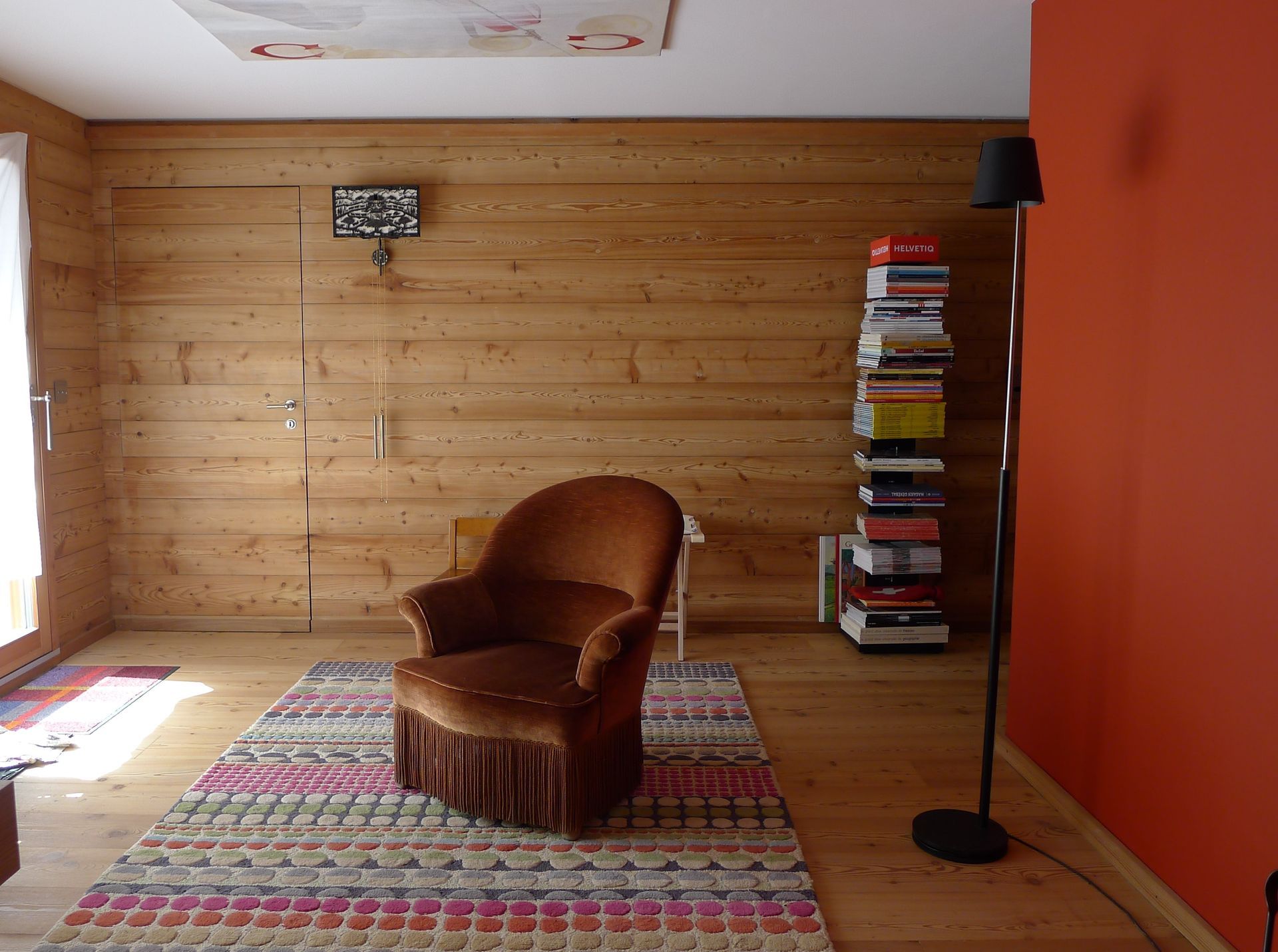 Un salon avec une chaise et une bibliothèque