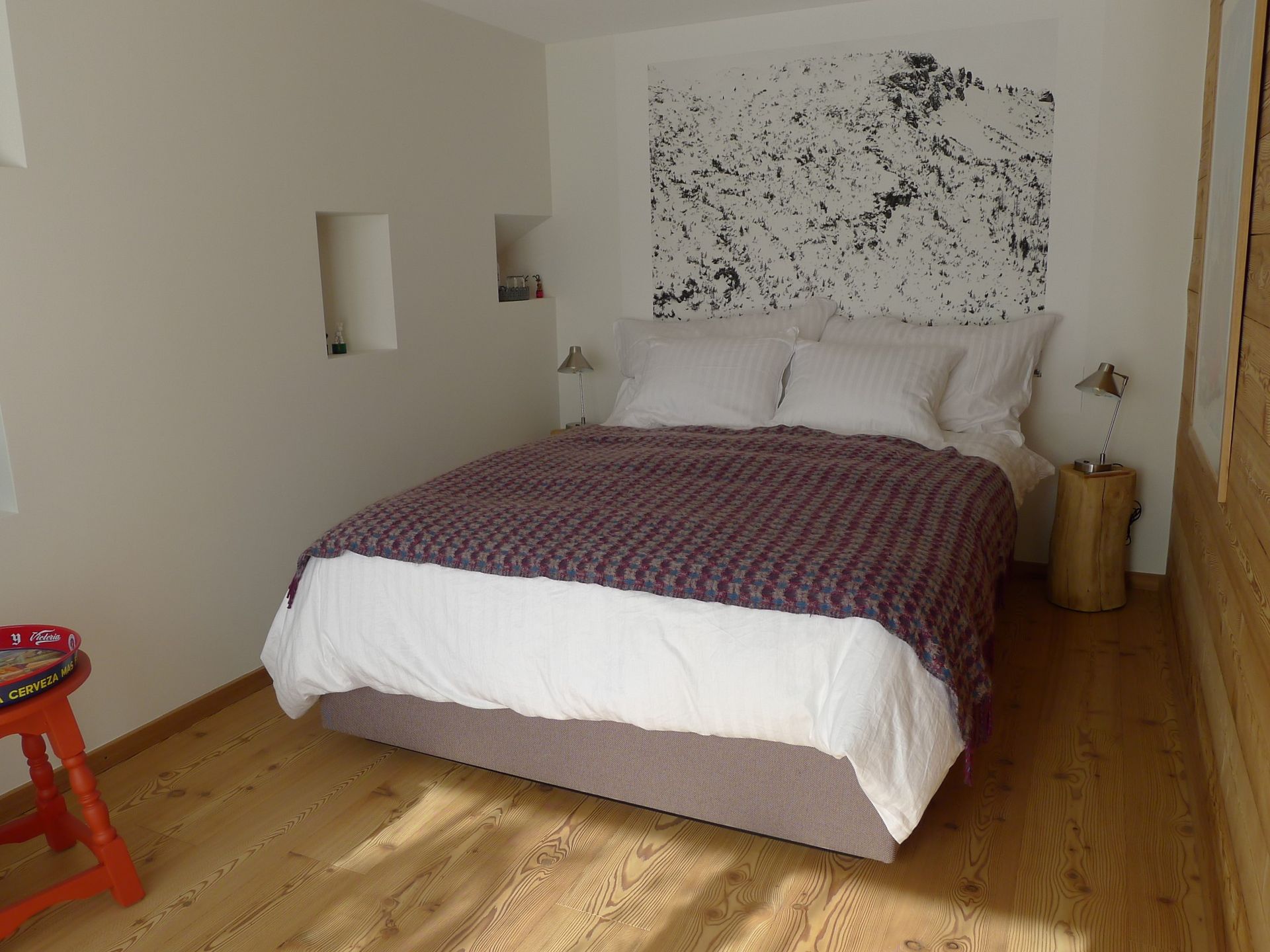 Il y a un grand lit au milieu de la pièce.